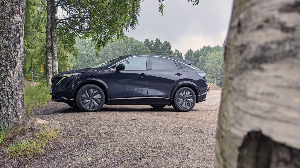 Le Nissan Ariya est déjà d'un bon gabarit sur route // Source : Raphaelle Baut pour Numerama