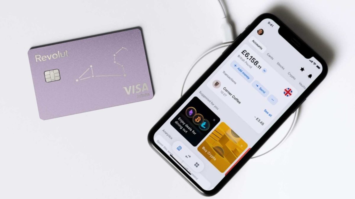 Une carte Revolut et l'app. // Source : Presse Revolut