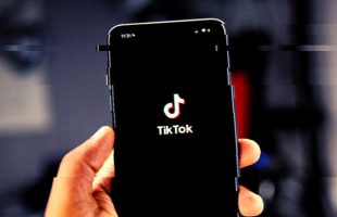 L'app TikTok sur smartphone. // Source : Solen Feyissa / Unsplash