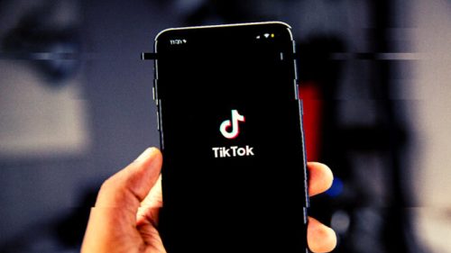 L'app TikTok sur smartphone. // Source : Solen Feyissa / Unsplash