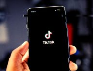 L'app TikTok sur smartphone. // Source : Solen Feyissa / Unsplash