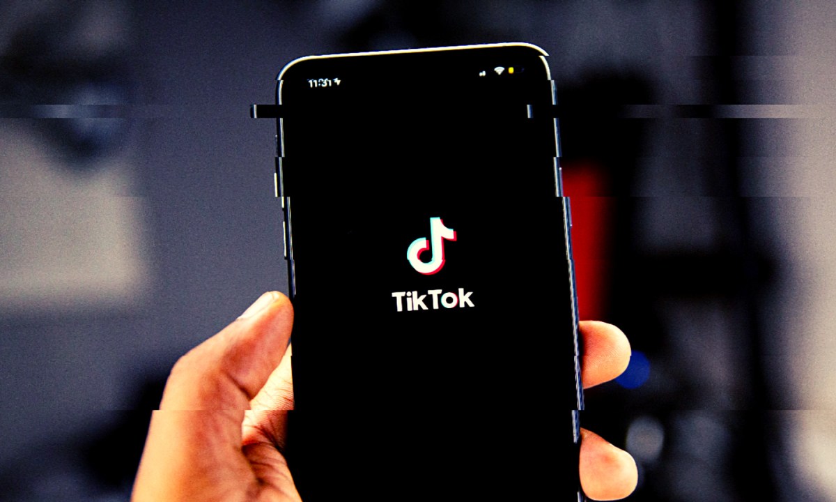 L'app TikTok sur smartphone. // Source : Solen Feyissa / Unsplash