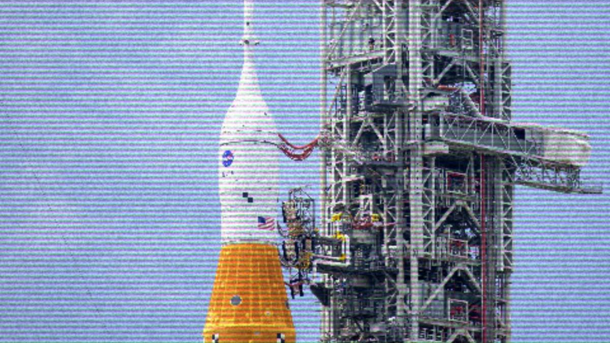 Le SLS. // Source : Flickr/CC/NASA/Bill Ingalls (photo recadrée et modifiée avec Canva)