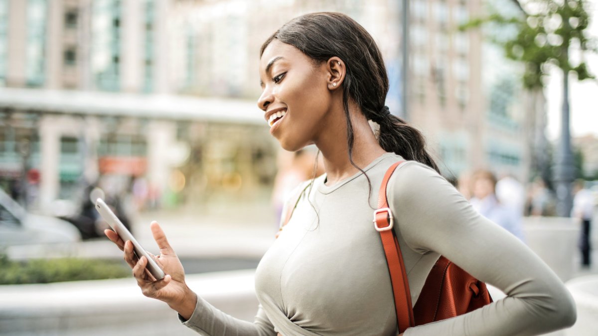 Cette personne est ravie d'avoir changé de forfait. // Source : Pexels/Andrea Piacquadio (photo recadrée)