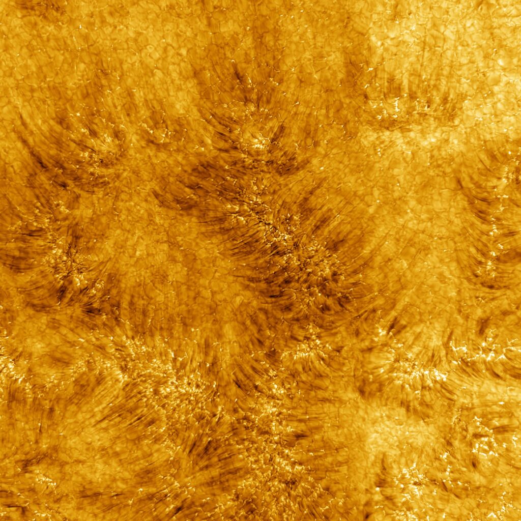 Zoom sur la chromosphère du Soleil par le télescope Inouye. Ce sont là des jets de plasma. // Source : NSO