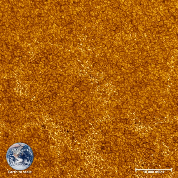 Cette région du Soleil fait 82 500 kilomètres. La Terre, sur l'image, est à l'échelle réelle.   // Source : NSO