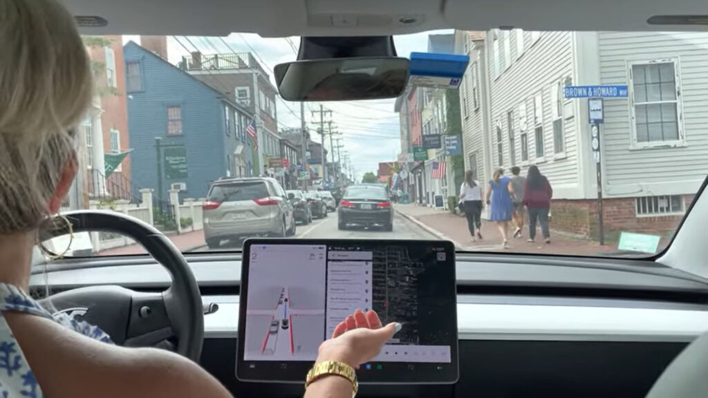 Full Self-Driving Tesla and pedestrian detection // Source: Kim Paquette video capture on Youtube