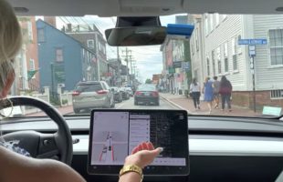 Full Self-Driving Tesla et détection des piétons // Source : Capture vidéo Kim Paquette sur Youtube