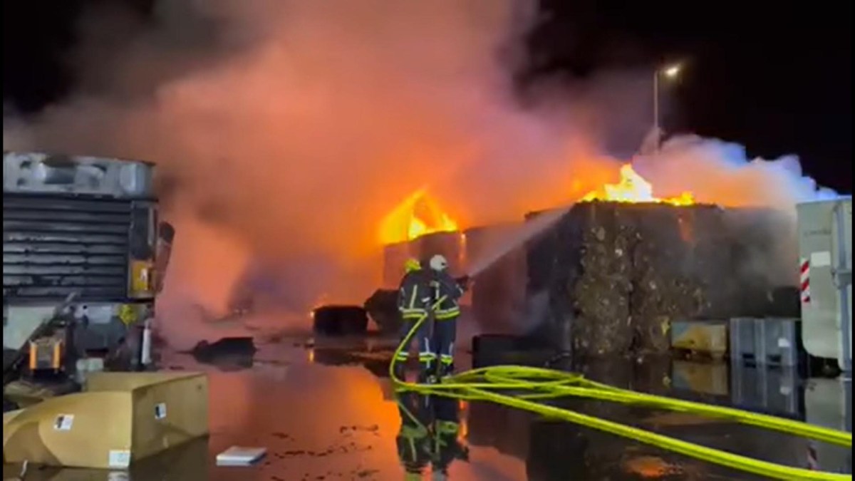 Pompiers sur le site de l'usine Tesla // Source : Capture vidéo de Spree Journal Erkner