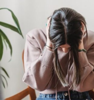 Personne triste, épuisée. // Source : Pexels