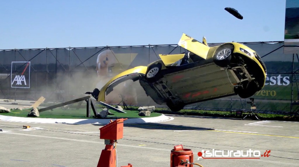 Axa crash-test Tesla // Source : Capture video sicurauto - Youtube