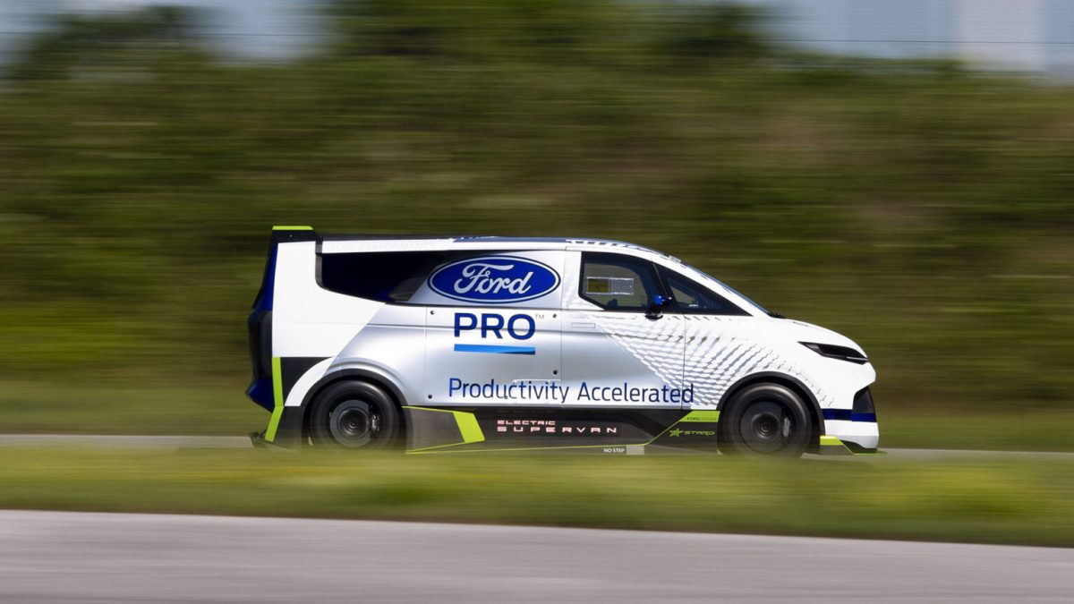 Ford SuperVan sur piste // Source : Ford