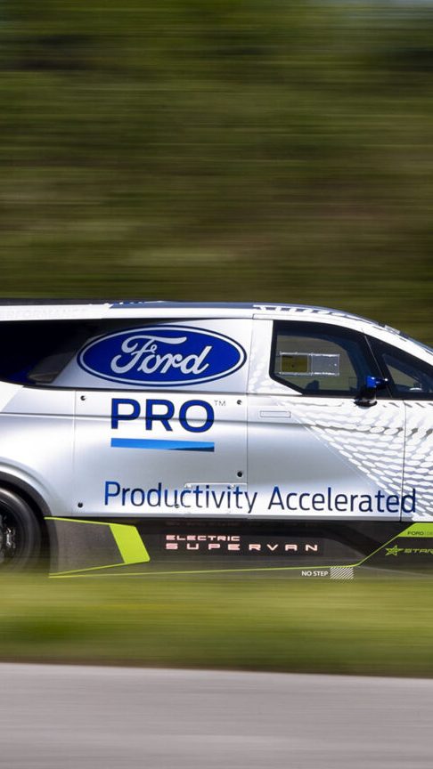 Ford SuperVan sur piste // Source : Ford