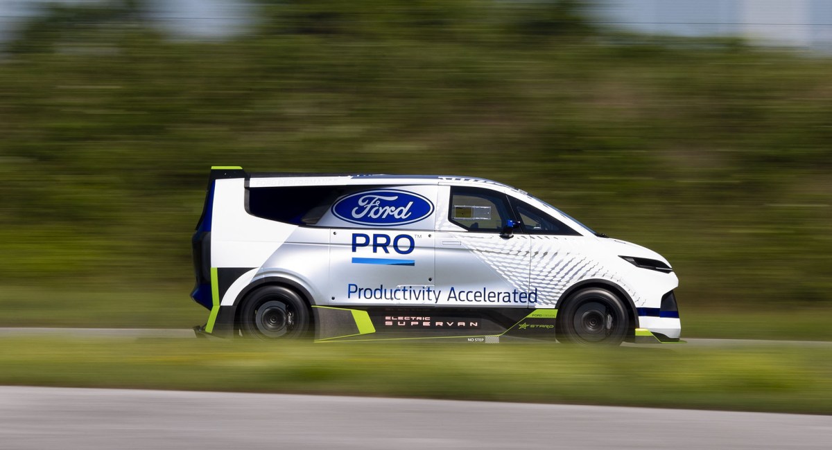 On a testé le Ford SuperVan de 2000 ch : mieux vaut avoir l’estomac bien accroché