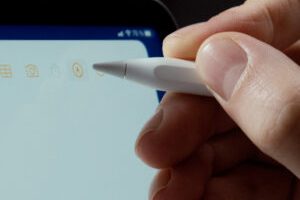 On ne touche pas l’écran, mais il détecte l’Apple Pencil. Magie.  // Source : Thomas Ancelle / Numerama