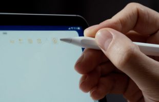 On ne touche pas l’écran, mais il détecte l’Apple Pencil. Magie.  // Source : Thomas Ancelle / Numerama