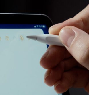 On ne touche pas l’écran, mais il détecte l’Apple Pencil. Magie.  // Source : Thomas Ancelle / Numerama