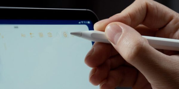 On ne touche pas l’écran, mais il détecte l’Apple Pencil. Magie.  // Source : Thomas Ancelle / Numerama