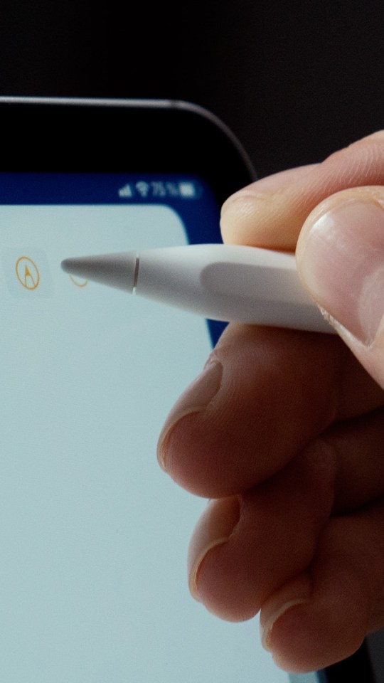 On ne touche pas l’écran, mais il détecte l’Apple Pencil. Magie.  // Source : Thomas Ancelle / Numerama