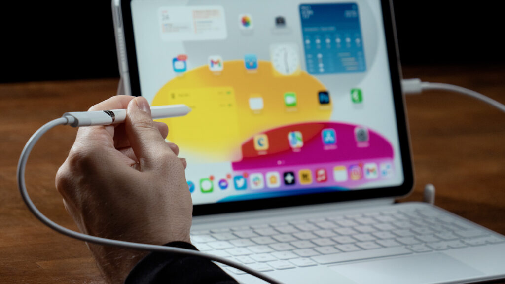 L’Apple Pencil doit être branché à un adaptateur, lui-même branché à un câble, lui même branché à l’iPad. Oui. // Source : Thomas Ancelle / Numerama