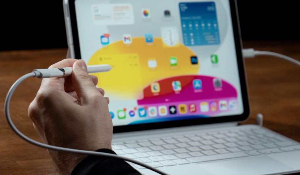 L’Apple Pencil doit être branché à un adaptateur, lui-même branché à un câble, lui même branché à l’iPad. Oui. // Source : Thomas Ancelle / Numerama