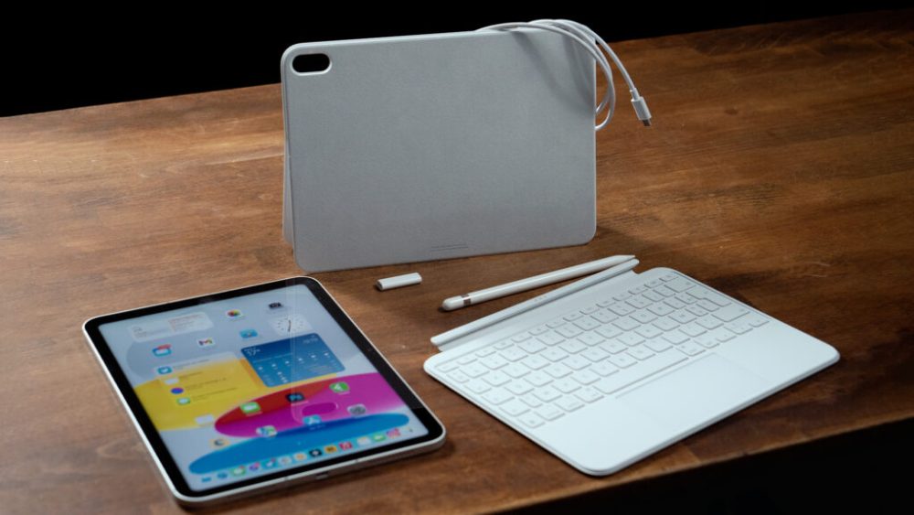 L’iPad 10 et ses accessoires, adaptateur à 10 euros compris. // Source : Thomas Ancelle / Numerama