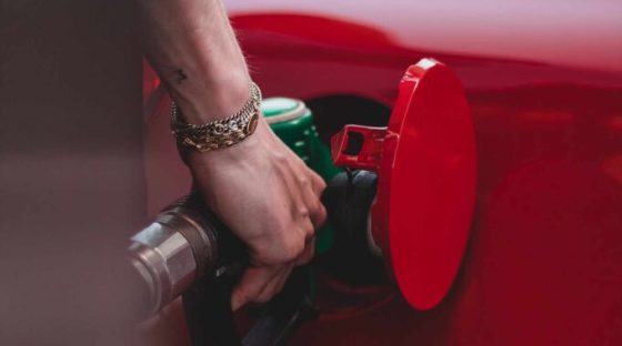 De nombreux arnaqueurs se servent de la pénurie d'essence pour tenter de voler votre argent // Source : Wassin Chouak / Unsplash