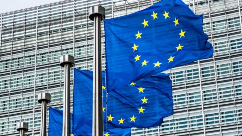 Google Bard devait arriver cette semaine en France, mais l’UE a dit non