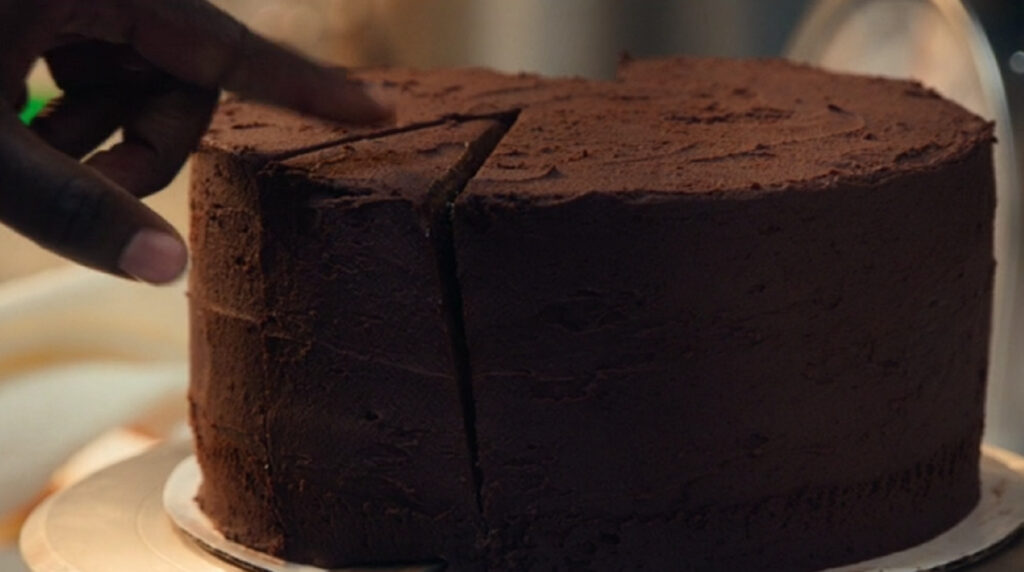 Regardez-moi ce gâteau au chocolat // Source : Disney+