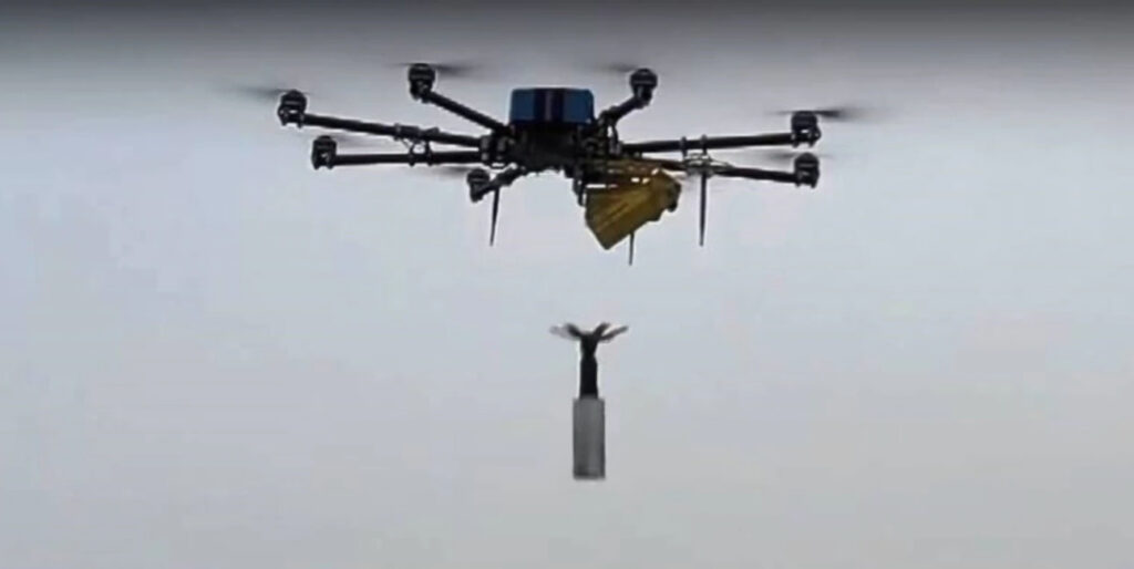 A Ukrainian drone hijacked to drop mortars.  // Source: Aerorozdivka