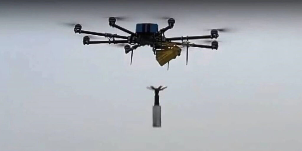 Un drone ukrainien détourné pour larguer des mortiers. // Source : Aerorozdivka Un drone ukrainien détourné pour larguer des mortiers. // Source : Aerorozdivka