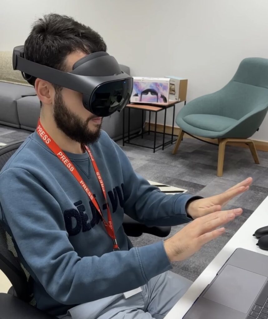 Ici, je voyais des écrans d'ordinateur projetés au dessus du clavier. Mes mains apparaissaient aussi dans la réalité mixte. // Source : Numerama Ici, je voyais des écrans d'ordinateur projetés au dessus du clavier. Mes mains apparaissaient aussi dans la réalité mixte. // Source : Numerama