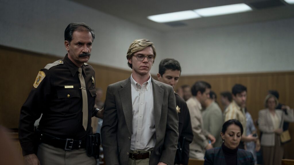 La série Dahmer raconte les meurtres mais aussi le procès du tueur // Source : Netflix