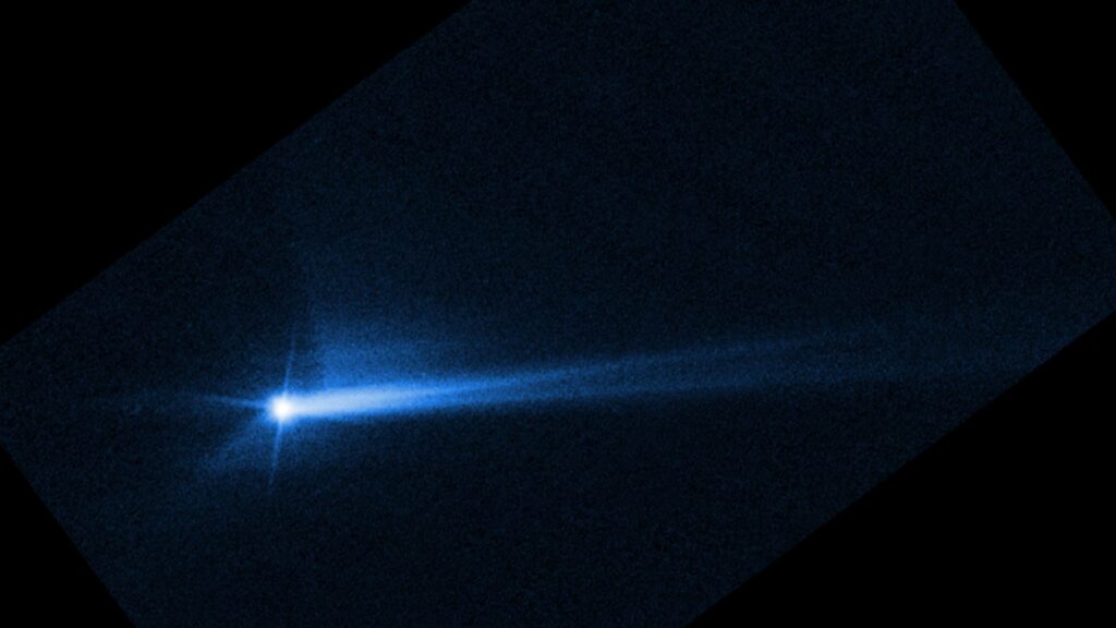 De asteroïde gezien door Hubble een paar dagen na de DART-botsing.  // Bron: NASA/ESA/STScI/Hubble (bijgesneden afbeelding)