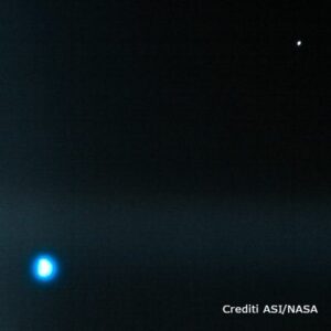 La Terre et la Lune. // Source : Via Twitter @LICIACube (image recadrée) La Terre et la Lune. // Source : Via Twitter @LICIACube (image recadrée)