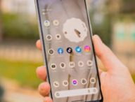 Le Pixel 7 est agréable à manipuler. On adore son interface Material You, qui permet de personnaliser les couleurs des icônes et des menus. // Source : Louise Audry pour Numerama