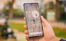 Le Pixel 7 est agréable à manipuler. On adore son interface Material You, qui permet de personnaliser les couleurs des icônes et des menus. // Source : Louise Audry pour Numerama Le Pixel 7 est agréable à manipuler. On adore son interface Material You, qui permet de personnaliser les couleurs des icônes et des menus. // Source : Louise Audry pour Numerama