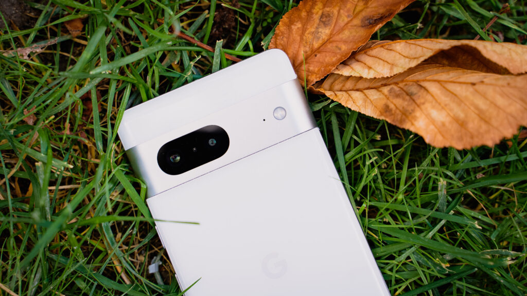 Le module caméra du Pixel 7 est en métal. Ce look est plus classe. // Source : Louise Audry pour Numerama