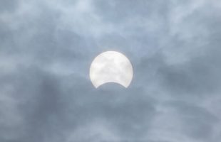 Éclipse solaire partielle. // Source : Canva Éclipse solaire partielle. // Source : Canva