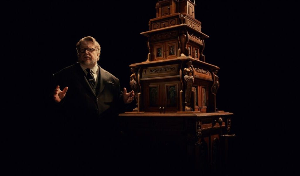 Guillermo del Toro se met en scène aux côtés de son étonnant Cabinet de Curiosités // Source : Netflix