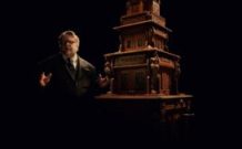 Guillermo del Toro se met en scène aux côtés de son étonnant Cabinet de Curiosités // Source : Netflix