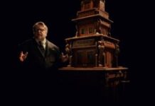 Guillermo del Toro se met en scène aux côtés de son étonnant Cabinet de Curiosités // Source : Netflix