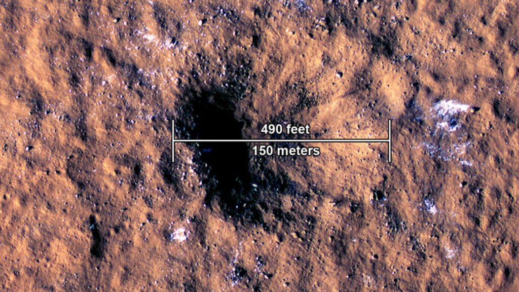Le cratère fait 150 mètres de diamètre. // Source : NASA/JPL-Caltech/University of Arizona