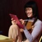 Cette personne est heureuse, mais elle vous cache qu'elle recharge son stylet avec un adaptateur. // Source : Apple