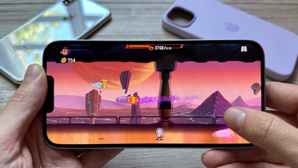 Pour jouer, ici à Jetpack Joyride 2, l'écran de l'iPhone 14 Plus est génial. // Source : Numerama