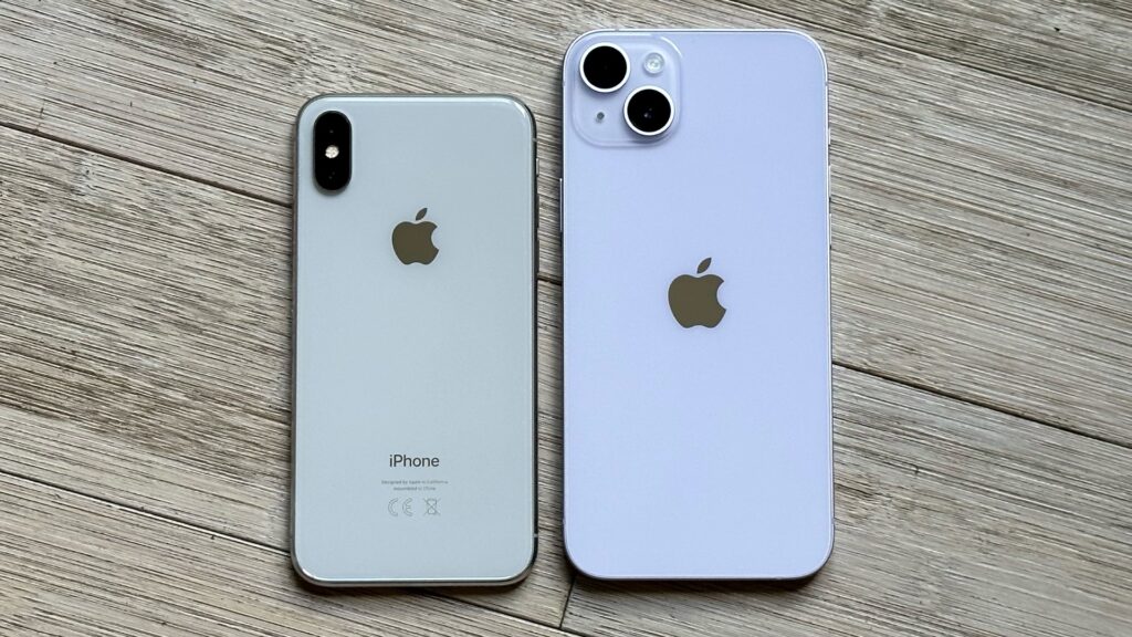 L'iPhone X semble tout petit à côté de l'iPhone 14 Plus. Passer de l'un à l'autre change complètement l'expérience. // Source : Numerama