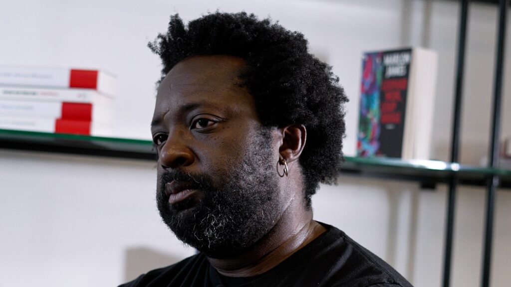 Marlon James est l'auteur de Léopard noir, loup rouge. // Source : Nino Barbey / Numerama