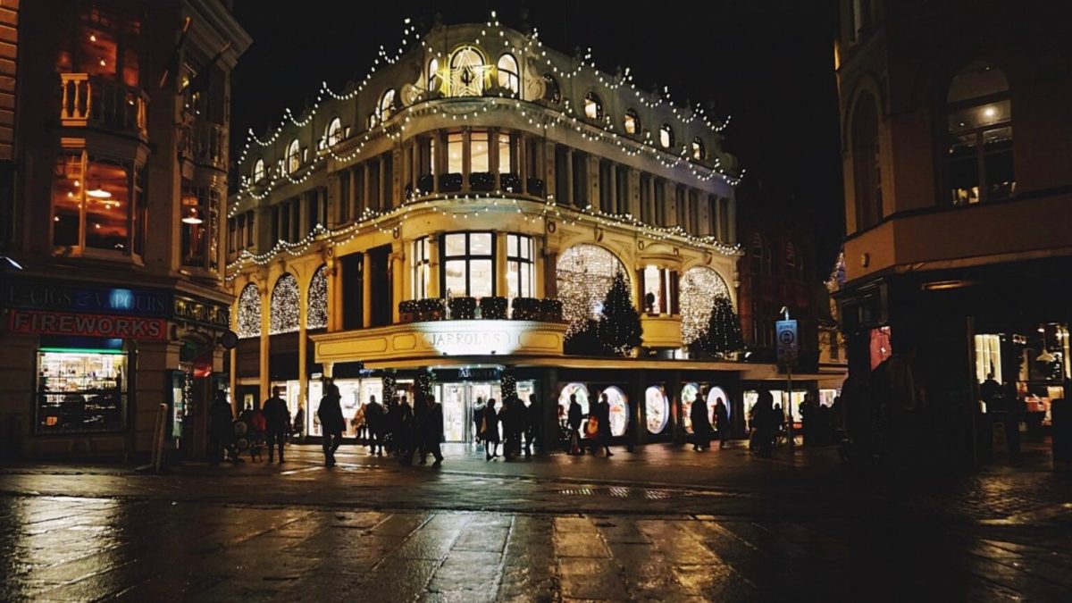 Des magasins illuminés la nuit // Source : pxhere