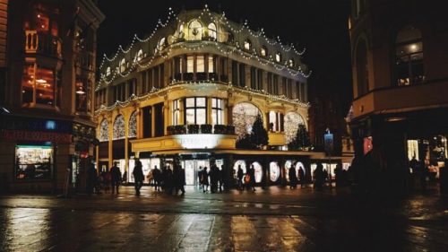 Des magasins illuminés la nuit // Source : pxhere