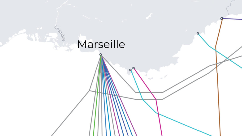 On comprend rapidement que Marseille est un hub stratégique pour les câbles internet.  // Source : Submarinecablemap.com